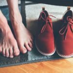 How do you select comfortable shoes which match your feet 