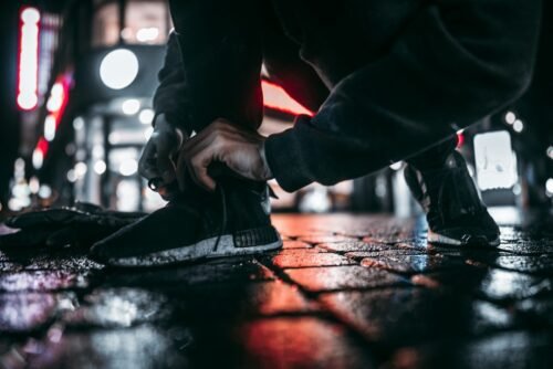 runner tying running shoes at a 10k starting line